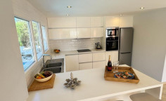 Large 4 bed house with swimming pool for sale in Coral Bay