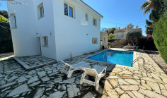 Large 4 bed house with swimming pool for sale in Coral Bay