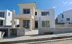 Spacious 4 bedroom house with swimming pool for sale in Konia