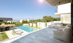 Large 6 bedroom house with swimming pool for sale in Chloraka