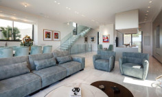 Large 6 bedroom house with swimming pool for sale in Chloraka