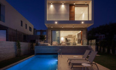 Large 6 bedroom house with swimming pool for sale in Chloraka