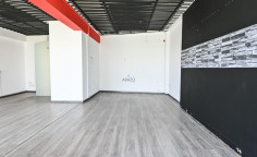 Shop with mezzanine 