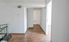 Shop with mezzanine 