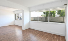 Shop with mezzanine 