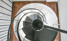 Shop with mezzanine 