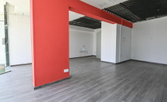Shop with mezzanine 