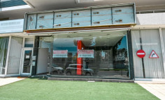 Shop with mezzanine 