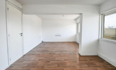 Shop with mezzanine 