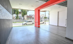 Shop with mezzanine 