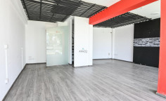Shop with mezzanine 