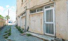 Shop with mezzanine 