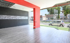 Shop with mezzanine 