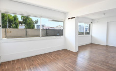 Shop with mezzanine 