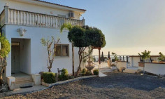 Beautiful 5 bedroom furnished house with swimming pool for sale in Kissonerga