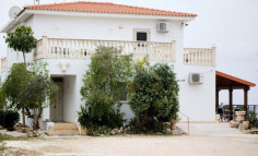 Beautiful 5 bedroom furnished house with swimming pool for sale in Kissonerga