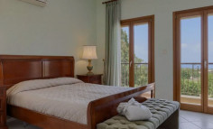 Luxury 5 bedroom house with swimming pool to rent in Aphrodite Hills