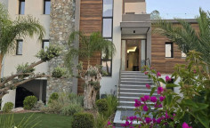 5 bedroom house with swimming pool to rent in Parekklisia