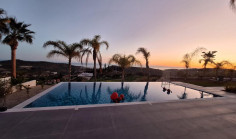 5 bedroom house with swimming pool to rent in Parekklisia