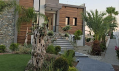 5 bedroom house with swimming pool to rent in Parekklisia