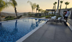 5 bedroom house with swimming pool to rent in Parekklisia