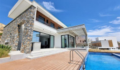 Spacious for bed house with swimming pool for sale in Agios Tychonas