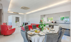 Beautiful 5 bedroom house with swimming pool for sale in Coral Bay