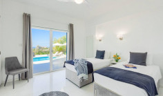 Beautiful 5 bedroom house with swimming pool for sale in Coral Bay