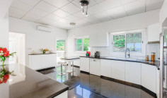 Beautiful 5 bedroom house with swimming pool for sale in Coral Bay