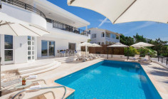 Beautiful 5 bedroom house with swimming pool for sale in Coral Bay