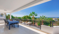 Beautiful 5 bedroom house with swimming pool for sale in Coral Bay