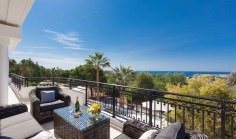 Beautiful 5 bedroom house with swimming pool for sale in Coral Bay