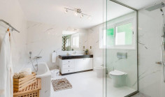 Beautiful 5 bedroom house with swimming pool for sale in Coral Bay