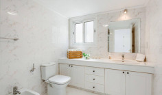 Beautiful 5 bedroom house with swimming pool for sale in Coral Bay