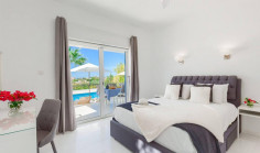 Beautiful 5 bedroom house with swimming pool for sale in Coral Bay