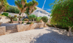 Beautiful 5 bedroom house with swimming pool for sale in Coral Bay
