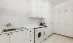 Beautiful 5 bedroom house with swimming pool for sale in Coral Bay