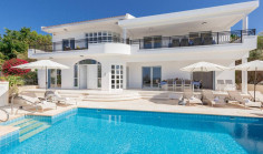 Beautiful 5 bedroom house with swimming pool for sale in Coral Bay