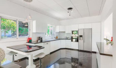 Beautiful 5 bedroom house with swimming pool for sale in Coral Bay