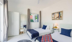 Beautiful 5 bedroom house with swimming pool for sale in Coral Bay