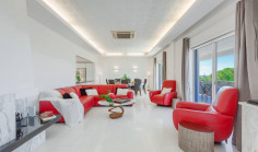 Beautiful 5 bedroom house with swimming pool for sale in Coral Bay