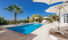 Beautiful 5 bedroom house with swimming pool for sale in Coral Bay