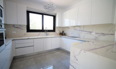 3 bedroom furnished bungalow with swimming pool to rent in Moni