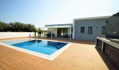 3 bedroom furnished bungalow with swimming pool to rent in Moni