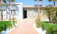 3 bedroom furnished bungalow with swimming pool to rent in Moni