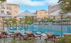 2 bedroom maisonette with swimming pool to rent in Universal