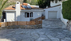 Luxury 3 bedroom house with swimming pool for sale in Kamares