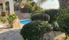 Luxury 3 bedroom house with swimming pool for sale in Kamares