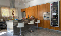 Luxury 5 bedroom house with swimming pool for sale in Parekklisia