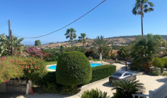 Luxury 5 bedroom house with swimming pool for sale in Parekklisia